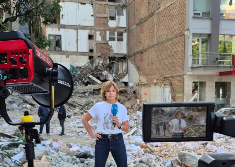 Almudena Ariza llega al Museo de la Memoria para abordar los límites de la neutralidad periodística
